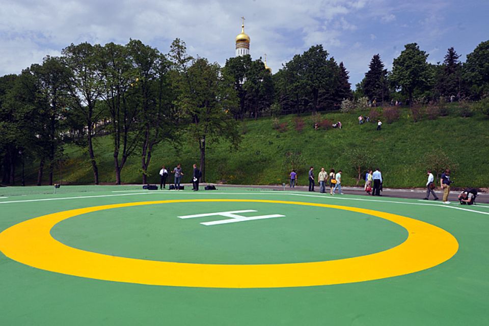 вертолетная площадка на территории Тайницкого парка в Москве