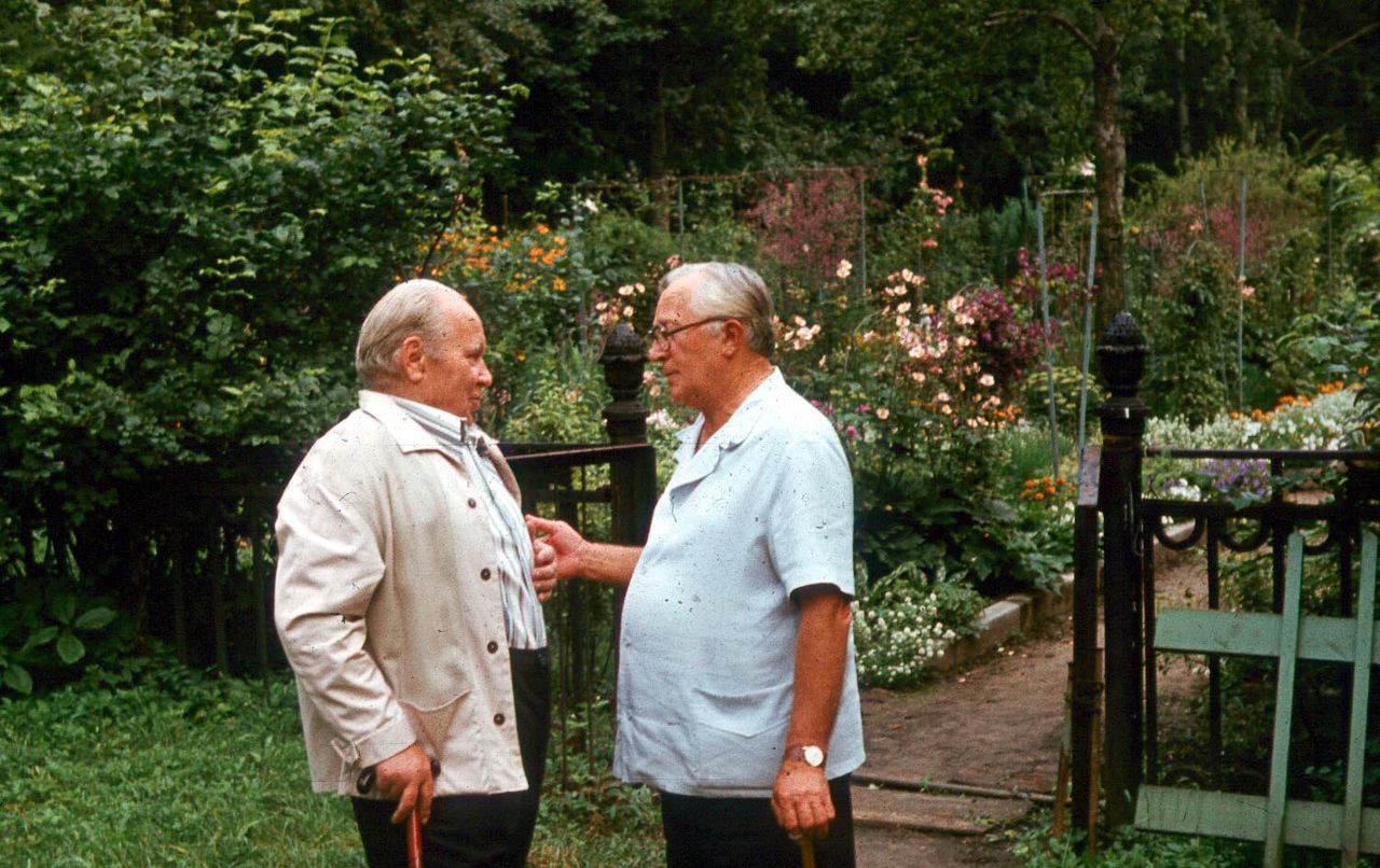 П. И. Травников с соседом у калитки на входе в сад.