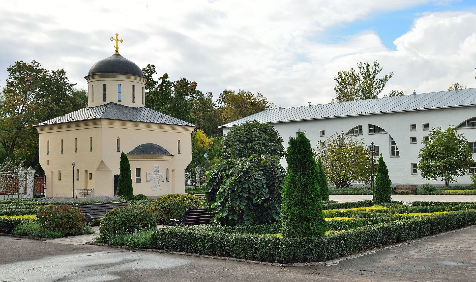 Церковь Новомучеников и Исповедников Российских (слева)