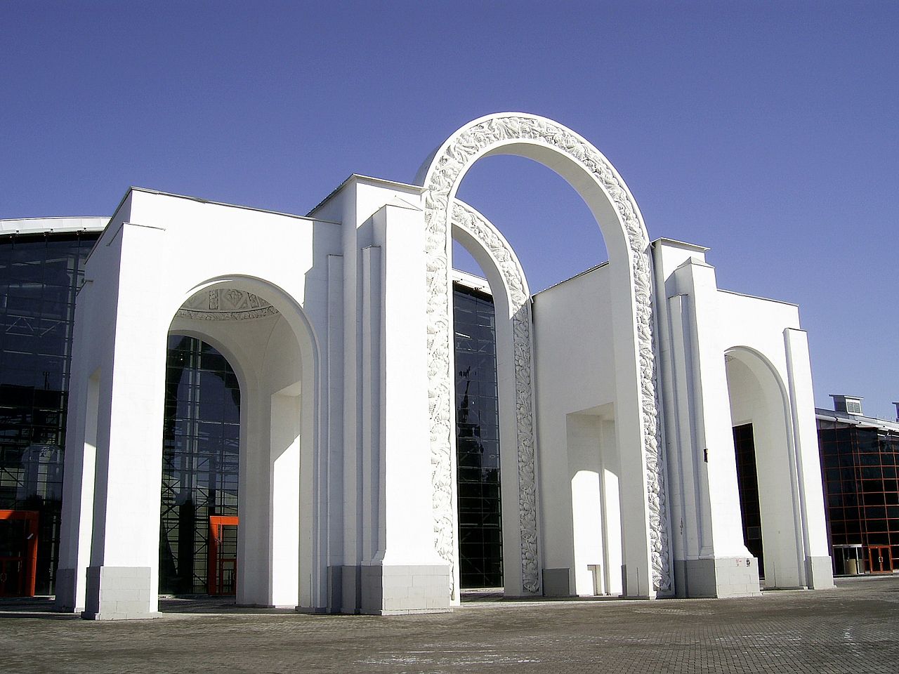 Главный вход ВСХВ, сооружённый взамен первоначального (ныне — Северный вход). Архитектор Л. М. Поляков. 1939