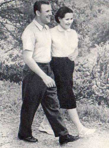 Юрий и Валентина Гагарины на прогулке