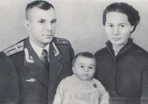 Леночка - первенец в семье Юрия и Валентины Гагариных