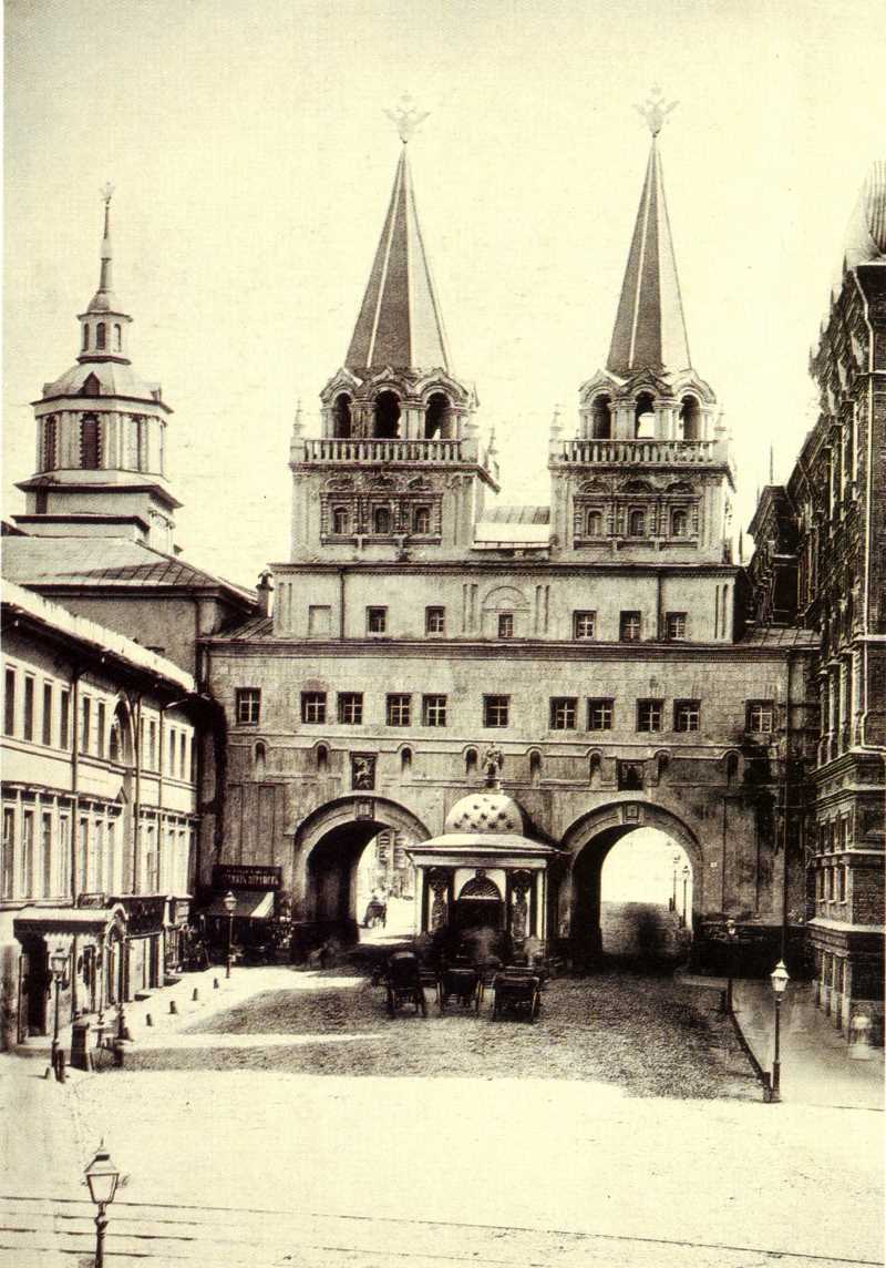 Воскресенские ворота. Фотография из альбома Н.А. Найденова, М., 1884